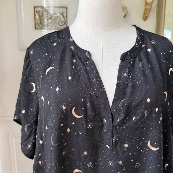 Torrid Georgette Hi-Low Short Sleeve Blouse Celestial Moon Stars $40 3 3X - Picture 2 of 9
